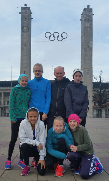 Die beiden Staffel-Teams mit ihrem Trainer Kersten Palmer vor dem Olympiastadion